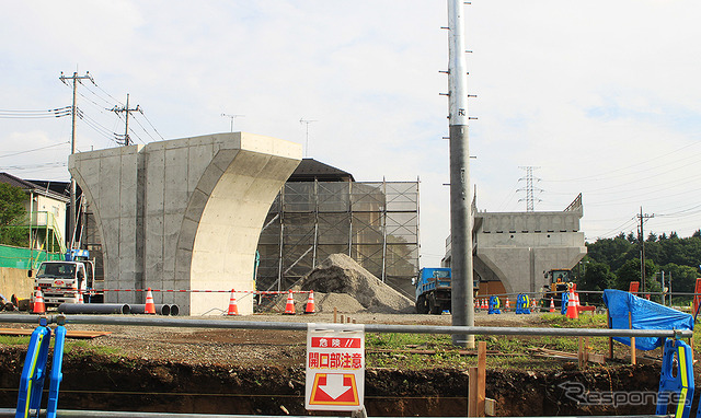 野高谷町交差点に出現した宇都宮ライトレール高架橋。この交差点付近から地平線路から高架線路へと移る