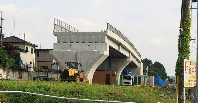 野高谷町交差点に出現した宇都宮ライトレール高架橋。この交差点付近から地平線路から高架線路へと移る