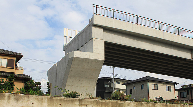 清原中央通り沿いに出現した宇都宮ライトレール高架線路