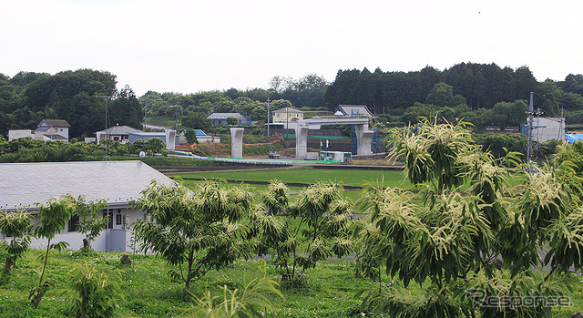 鬼怒川橋りょうへむけてのびる宇都宮ライトレール高架橋