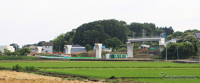 鬼怒川橋りょうへむけてのびる宇都宮ライトレール高架橋