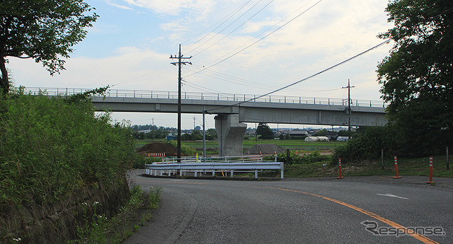 鬼怒川橋りょうへむけてのびる宇都宮ライトレール高架橋