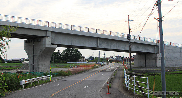 鬼怒川橋りょうへむけてのびる宇都宮ライトレール高架橋