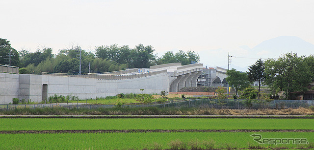 鬼怒川橋りょうへむけてのびる宇都宮ライトレール高架橋