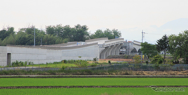 鬼怒川橋りょうへむけてのびる宇都宮ライトレール高架橋