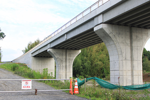 鬼怒川橋りょうへむけてのびる宇都宮ライトレール高架橋