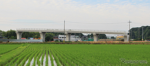 鬼怒川橋りょうへむけてのびる宇都宮ライトレール高架橋