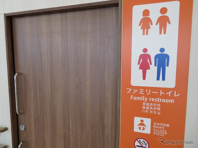 トイレ棟にあるファミリートイレ。中にはおむつ替え台あり。車椅子利用者だけでなく、小さな子どもを連れたご家族などでいっしょに利用できます。