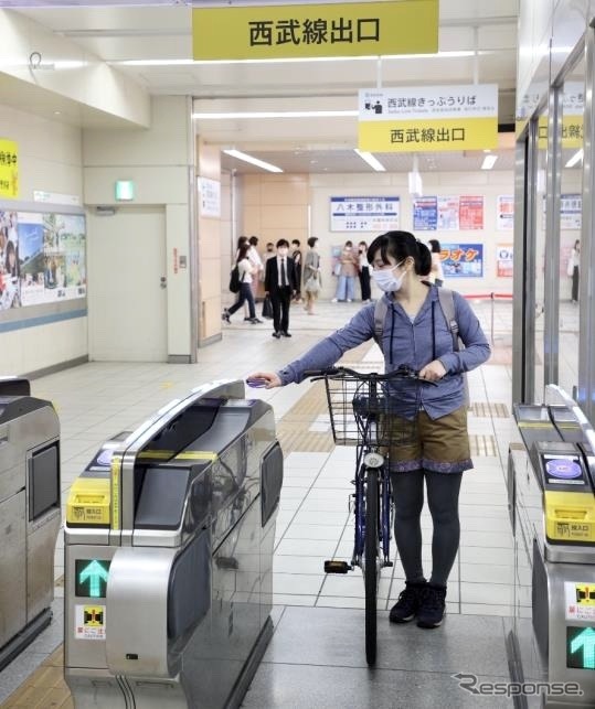 自転車とともに指定の改札機を通過する。