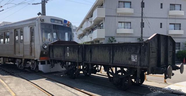 1000形電車(左)に連結されて展示されるト1号。自動連結器導入前に使われていたネジ式連結器の緩衝器(バッファー)が残っている(写真右手)。1000形は1973年に登場した静岡鉄道のステンレス車両だが、新鋭のA3000形投入により2016年から淘汰が始まり、現在は2両編成12本中、3本が残るのみ。