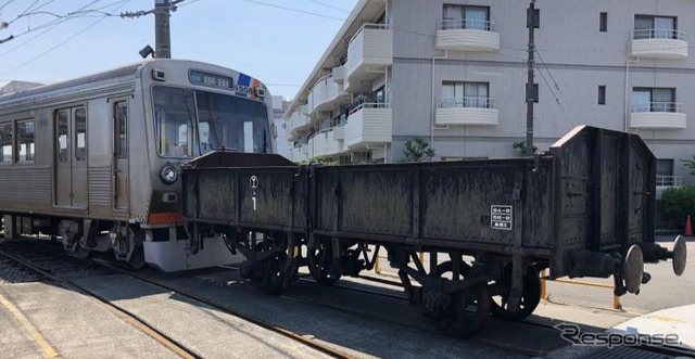 1000形電車（左）に連結されて展示されるト1号。自動連結器導入前に使われていたネジ式連結器の緩衝器（バッファー）が残っている（写真右手）。1000形は1973年に登場した静岡鉄道のステンレス車両だが、新鋭のA3000形投入により2016年から淘汰が始まり、現在は2両編成12本中、3本が残るのみ。