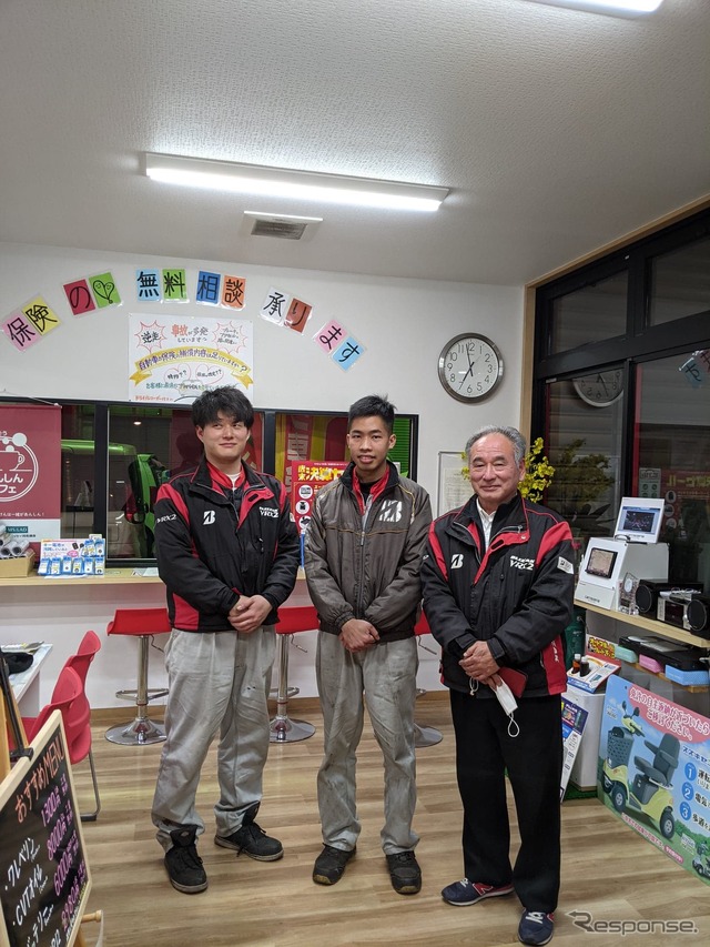 カーステーションエムアイ　ティン君（中央）、伊藤社長（右）