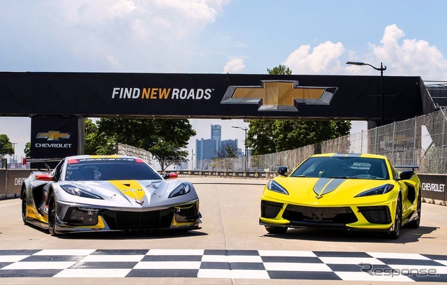 シボレー・コルベット の2022年モデル「IMSA GTLMチャンピオンシップエディション」(右)