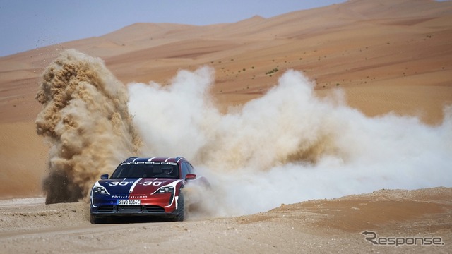 ポルシェ・タイカン・クロスツーリスモ のドリフト走行