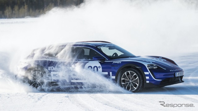 ポルシェ・タイカン・クロスツーリスモ のドリフト走行