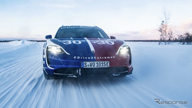ポルシェ・タイカン・クロスツーリスモ のドリフト走行