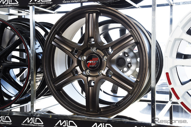 新色となるクラシカルブロンズで登場したRMP RACING R60