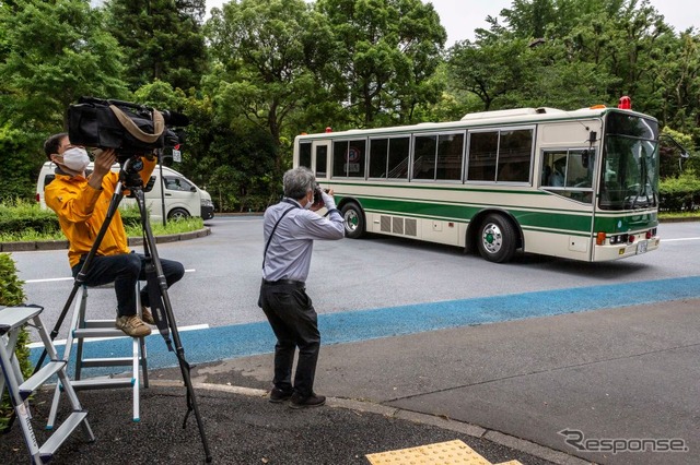 米親子を乗せたと思われる車両が東京地裁に到着(6月14日)