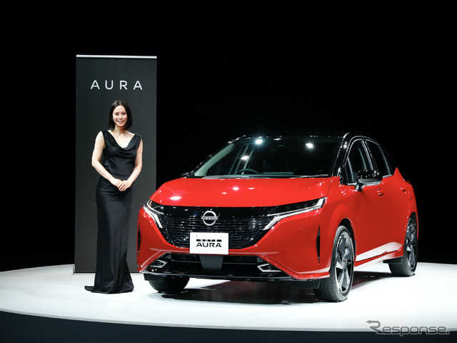 日産ノートオーラと、発表会ゲストの中谷美紀