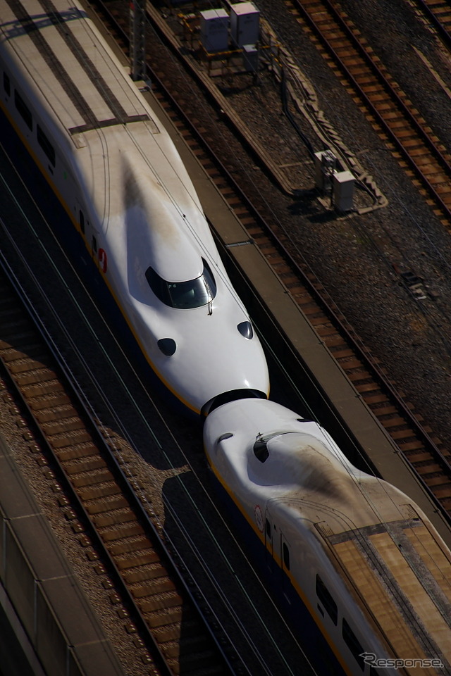 E4系同士の併結運転。定期列車としての最終日に『Maxとき・Maxたにがわ』の併結列車3本で実施される。写真は旧塗色時代のもの。