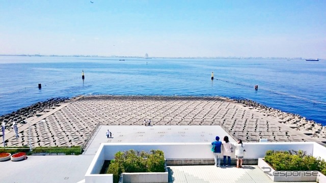 海ほたるから神奈川県側を臨む