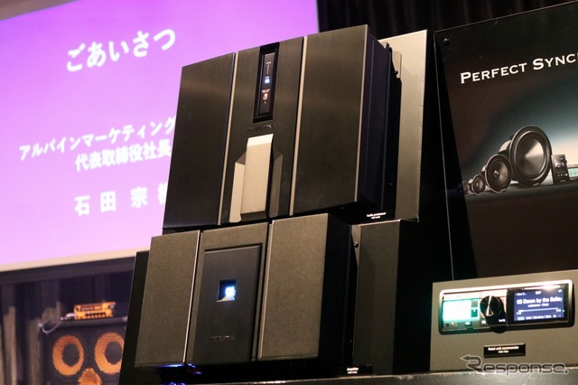 デジタルオーディオプロセッサーHDP-H900(上)とパワーアンプHDA-F900(下)