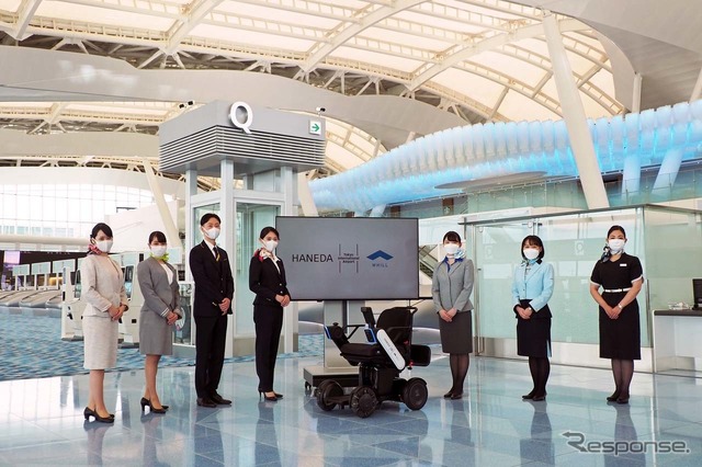 各航空会社CAと共にWHILLサービス開始の記念写真