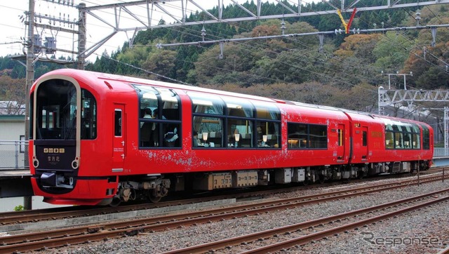えちごトキめき鉄道の観光列車『えちごトキめきリゾート雪月花』のET122系1000番台。あいの風とやま鉄道の魚津まで乗り入れる。