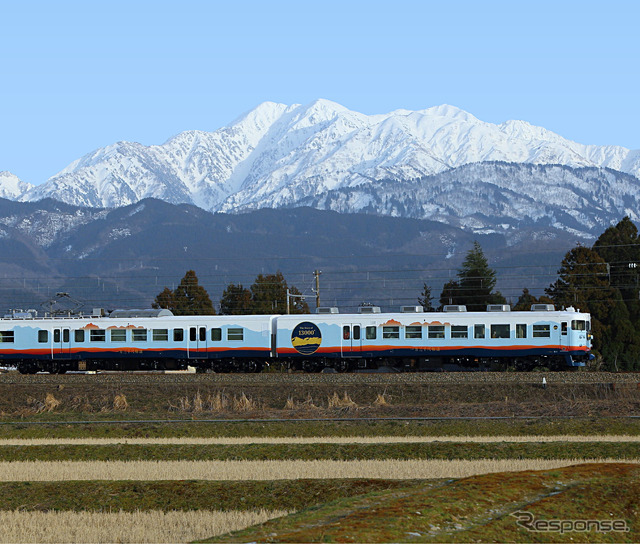 JR西日本から譲り受けた413系近郊型電車を改造し、2019年4月にデビューした『一万三千尺物語』。「一万三千尺」は富山県の高低差（約4000m）を尺貫法で表したもので、車内で富山県の食材を使った食事を楽しめるダイニング列車となっている。