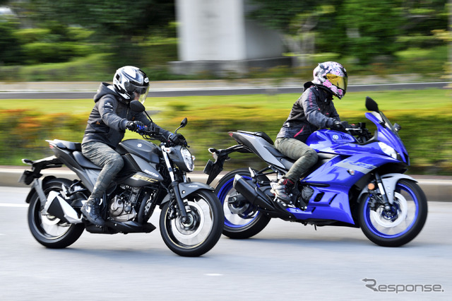 スズキ ジクサー250(左)とヤマハ YZF-R25 (右)
