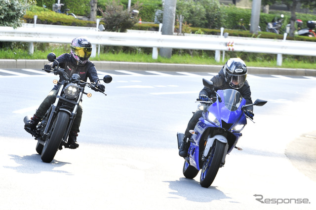 ホンダ レブル250(左)とヤマハ YZF-R25 (右)