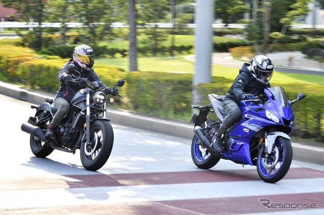 ホンダ レブル250(左)とヤマハ YZF-R25 (右)
