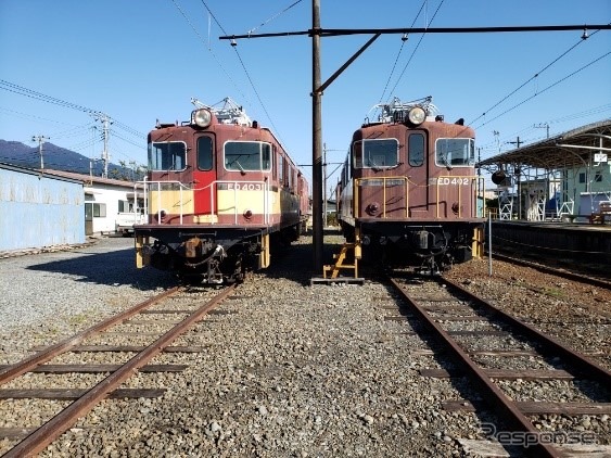 ED40形ED402(右)とED403(左)。ED402は1965年、ED403は1966年に登場し、松本電気鉄道でダム建設の資材輸送に使われていたが、1971年に岳南入り。現在では珍しくなったデッキ型の機関車。