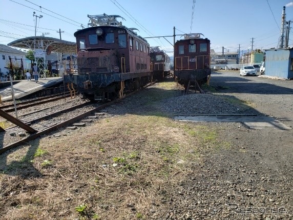 ED50形ED501(左前)とED29形ED291(右)。ともに昭和ひと桁の戦前生まれで、ED501は上田温泉電軌(後の上田交通真田線)から名古屋鉄道を経て岳南入りし、入換用として使用。ED291は豊川鉄道(飯田線豊川~大海間の前身)→国鉄の機関車で、岳南では貨物輸送の需要減少により予備車となっていた。