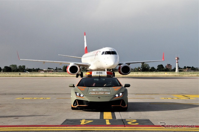 ランボルギーニ・ウラカン EVO の伊ボローニャ・ボルゴ・パニゴーレ国際空港の誘導車