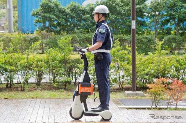 歩行領域EV（警備実証用モデル）を活用して公道を巡回する警備員