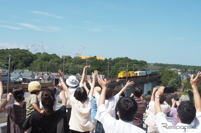 「HOKKAIDO LOVE!ひとめぐり号」は2020年8~9月に運行された『THE ROYAL EXPRESS』の知見を活かし、ほぼ同じコースで運行される。写真は北広島市役所で札幌方からやってきた『THE ROYAL EXPRESS』に手を振る人々。