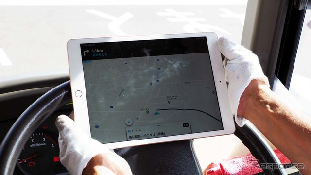 バスのドライバー側で使われるタブレット。リクエストのがあった場所までのナビゲーションも実施される