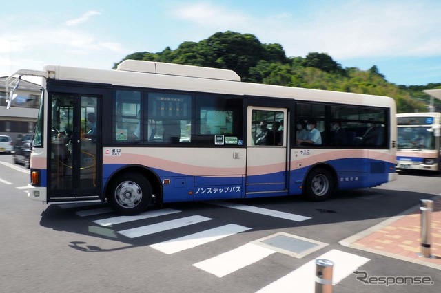 呼出型最適経路バス「MyRide のるる」実証運行の模様。バス自体は一般のノンステップバス
