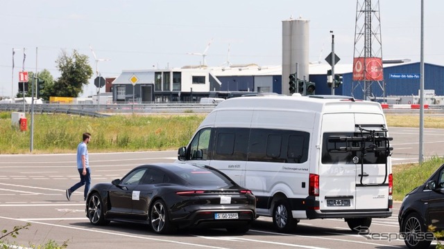 ポルシェのリアルタイム危険警報システムの開発テスト