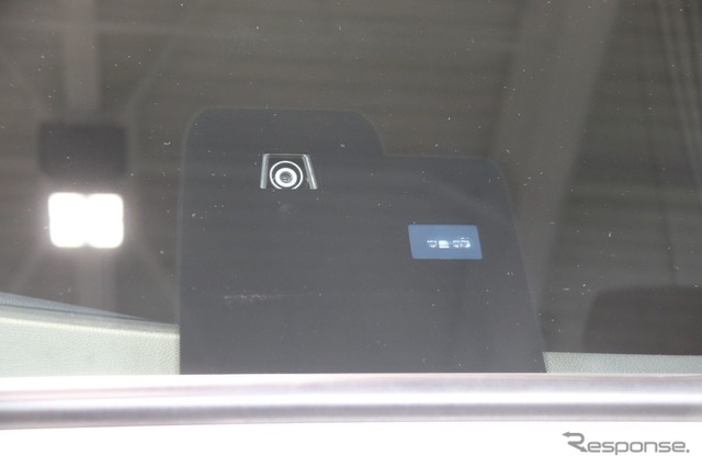 フロント中央のセンサー:向かって左はレーン逸脱警報のカメラ。右はオートライトのための照度センサー