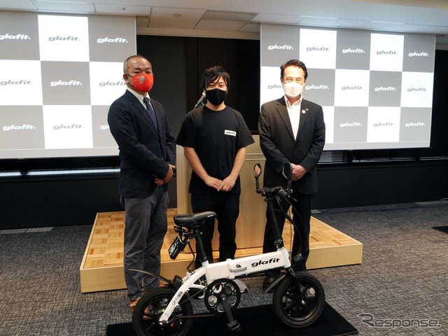 モビチェンの説明会に出席した(左から)内閣官房 成長戦略会議事務局 参事官補佐の萩原 成氏、鳴海氏、尾花正啓和歌山市長