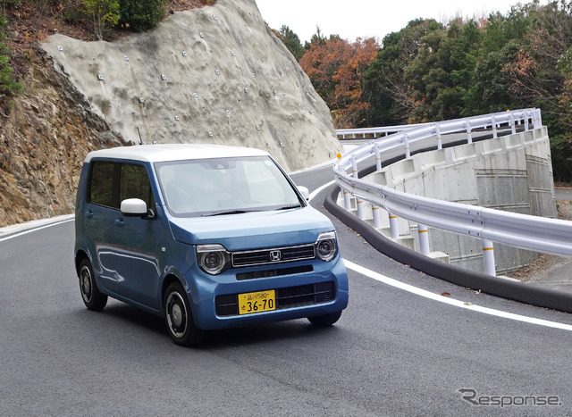 Nワゴンの走りは非常にしっかりしたものだった。ロール時の前サスペンションのジオメトリー変化が小さいとみえて、コーナリングGの強弱で特性がほとんど変化しない。後サスペンションの追従性も優秀。