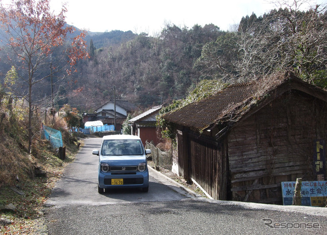 軽自動車のサイズならどんな田舎道でもノーストレスだ。