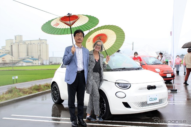 鈴木力燕市長(左)とFCAジャパンマーケティング本部長のティツィアナ・アランプレセ氏(右)