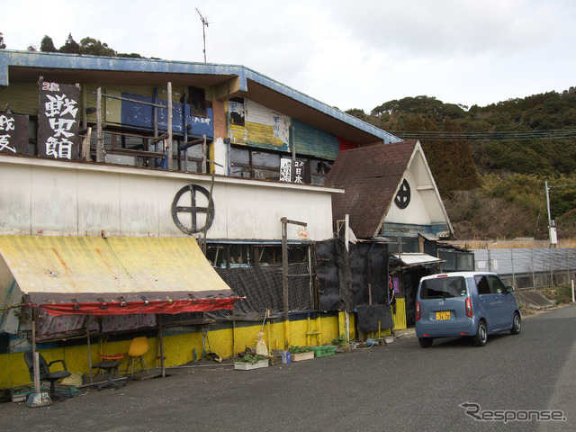 鹿児島・隼人の海沿いにあるドライブイン、戦史館。かつて鹿児島市の繁華街で軍国酒場という名物酒場を営んでいた老夫婦が経営しているのだが、最近はクローズが続いている。