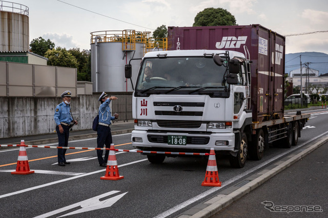 聖火リレーコース付近で迂回を指示されるトラック（6月24日、静岡県内）