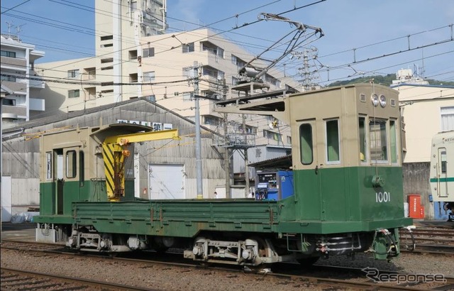 保線用電車としては珍しい吊掛け駆動となっているデト1000形1001号。現在の集電装置はZ型パンタグラフだが、竣工時は当時の集電方式に合わせたポール式だった。保安装置を装備していないため、運用は営業列車が運行されない時間に限られる。