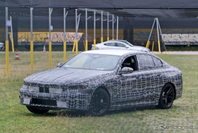 BMW 5シリーズ 次期型プロトタイプ。ボディサイドには「ハイブリッドテスト車」の文字が(スクープ写真)