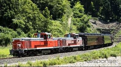 DE10の重連牽引イメージ。なお、津和野行きの地福駅(山口県山口市)では2番線の着発となるため、停車している列車を正面から撮ることができない。